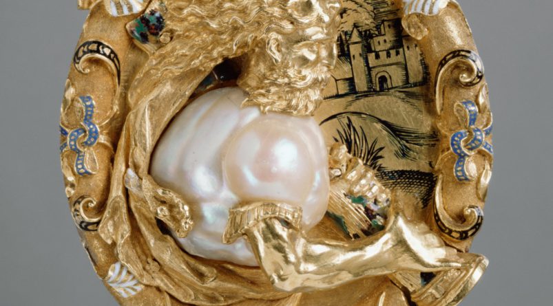 a photograph of a pearl pendant
